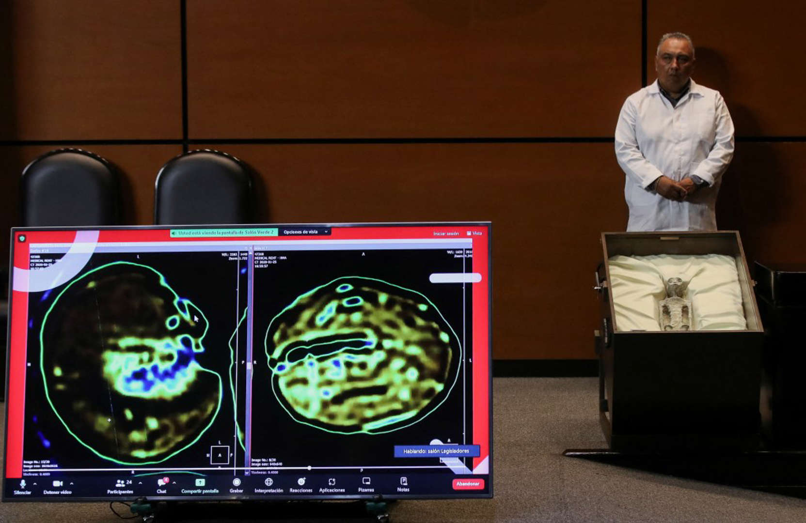 Il governo messicano mostra corpi mummificati di presunti "alieni" risalenti a 1.000 anni in teche di vetro. Video e Foto News Academy Italia