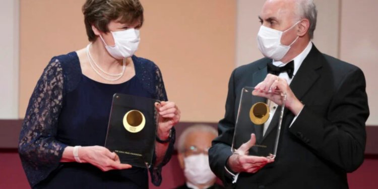 Quello Che i Media non Dicono: Il Vincitore del Premio Nobel Weissman ha Messo in Guardia Sugli Effetti Collaterali del Vaccino mRNA! News Academy Italia